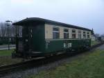 Zum Abstellen von Wagen wird auch das Putbuser Bahnsteiggleis genutzt.Am 11.Januar 2014 stand der KB4itrp 970-803 auf dem Zufahrtsgleis zum Bahnsteig abgestellt.