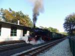 99 1782-4, schnaubt mit einer Garnitur des rasenen Roland´s aus dem Bahnhof Göhren; 140919