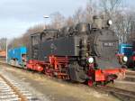 Man könnte meinen 99 1783 stand,am 18.Januar 2015,mit einem Schotterzug in Putbus dabei steht der Wagen und die Lok nur zusammen auf einem Gleis.