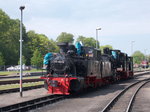 Die Vorbereitung für das kommende Bahnhofsfest(21.und 22. Mai)waren am 19.Mai 2016 in Putbus in Gange.So wurden die 99 4652 und 99 4633 von der Köf6003 aus dem Schuppen geholt.
