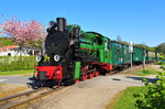 Die Dampflokomotive 52 Mh, gebaut 1914 bei Vulcan in Stettin, Spurweite 750mm, Leistung ca.250 PS, am 07.05.2016 bei der Ausfahrt aus dem Bahnhof Binz.
Die Rügensche Bäder Bahn „Rasender Roland“ setzt täglich Dampflokomotiven für alle planmäßig verkehrenden Personenzüge ein.
