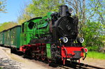 Die Dampflokomotive 52 Mh, gebaut 1914 bei Vulcan in Stettin, Spurweite 750mm, Leistung ca.250 PS, am 10.05.2016 an der Endstation Puttbus Mole. Die Rügensche Bäder Bahn „Rasender Roland“ setzt täglich Dampflokomotiven für alle planmäßig verkehrenden Personenzüge ein. 