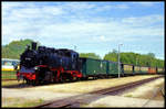 99783 erreicht hier am 29.5.2004 um 16.06 Uhr mit dem Personenzug aus Binz den Bahnhof Putbus auf Rügen.