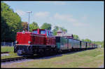 V 51901 wartet am 29.5.2004 mit ihrem Personenzug nach Lauterbach im Bahnhof Putbus auf die Abfahrt.