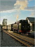 Eines meiner liebsten Gegenlichtbilder aus dem Archiv geholt und überabeitet: Die Rügensche Kleinbahn GmbH Dampflok 99 793 erreicht mit ihrem Zug nach Göhren den Bahnhof Binz LB. 

25. Mai 2006