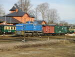 Mit einem Gw und einem Fahrradwagen stand,am 13.Februar 2022,die 251 901 in Putbus.