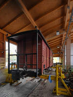 Ein alter gedeckter Wagen Anfang November 2018 in der Werkstatt am Bahnhof Hüinghausen.