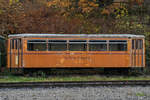 Ein Personenwagen, ehemals Inselbahn Langeoog im November 2018 am Bahnhof Hüinghausen.