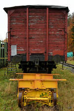 Ein gedeckter Güterwagen auf einem Rollwagen im November 2018 am Bahnhof Hüinghausen.