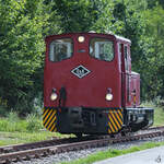 Die Diesellokomotive MV 8 Nr.3  Nahmer  von Orenstein & Koppel ist Solo auf der Strecke der Sauerländer Kleinbahn unterwegs. (Hüinghausen, Juli 2022)