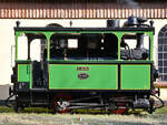 Die 1887 gebaute Kastendampflokomotive  Laura  pausiert hier am Bahnhof in Hüinghausen.