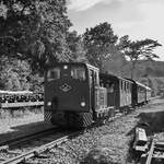 Die Diesellokomotive MV 8 Nr.3  Nahmer  mit einem Personenzug bei der Abfahrt. (Hüinghausen, Juli 2022)