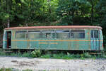 Ein Personenwagen - ehemals Inselbahn Langeoog - wartete Ende Juli 2022 in Hüinghausen auf bessere Zeiten.