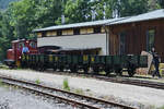 Die Diesellokomotive MV 8 Nr.3  Nahmer  rangiert ein paar Güterwagen.