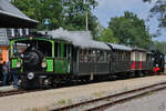Die Dampflokomotiven  Laura  und  Spreewald  vor beziehungsweise hinter einen Personenzug, so gesehen Ende Juli 2022 am Bahnhof Hüinghausen.