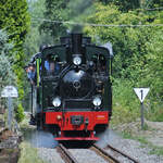 Die Dampflokomotiven  Spreewald  und  Laura  ziehen einen Personenzug zum Bahnhof in Hüinghausen.