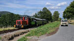 Die Lokomotiven  Nahmer  und  Laura  ziehen einen Personenzug zum Bahnhof in Hüinghausen.
