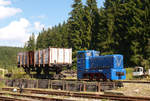 03. September 2011, im Bahnhof Schönheide Süd fand heute das V.WCd-Schmalspurbahnfestival  statt. Schön war's und sogar das Wetter spielte erstmals mit. Die  Werklok 1 der Konsum-Bürstenfabrik  steht vor einem Rollwagen mit aufgebocktem Regelspur-Güterwagen.