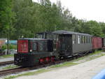 Zug mit der vereinseigenen Lok 199 312 (LKM Babelsberg Typ V10C) und Personenwagen für Traglasten im Gelände des Bahnhof Lohsdorf, Schwarzbachbahn; 04.06.2020  