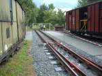 Die Bahnhofsausfahrt in Lohsdorf beim Bahnhofsfest am 20.08.2006. Zu sehen ist die frhere und neu errichtete Ausfahrweiche Richtung Kohlmhle. Die Planer des Tores sind wohl nicht ganz so genau gewesen. Die Position muss nochmal korrigiert werden. Rechts ist der wiederaufgearbeitete GGw K3028 zu sehen. Links der Spender der Drehgestelle.  