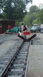 Bahnhofsfest Lohsdorf am 20.08.2006. An den beiden Schwellen am nrdlichen Teil ist noch Schluss. Hier soll nach den Vorstellungen der Vereinsmitglieder vom Schwarzbachbahnverein im nchsten Bauabschnitt die dritte Weiche Richtung Hohnstein eingebaut werden. 