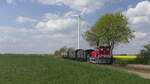 Die Deutz V11 ist mit einem Museumszug auf der Selfkantbahn bei Gelindchen in Richtung Gillrath unterwegs.