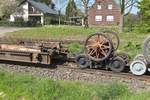 In Schierwaldenrath an der Bahnhofsausfahrt kann man diese abgestellten Rollwagen und Rollböcke sehen am Sonntag den 9.4.2017.