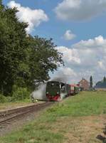 Etwas Show für den einsamen Fotografen machte hier der Lokführer bei der Einfahrt in Schierwaldenrath am Sonntag den 6.8.2017