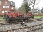 Die Achsen der Schmalspurdampflok 5c  Regenwalde  sind zur Zeit auf einem Zweiachser der Selfkantbahn untergebracht,weil die Lokomotive aufgearbeitet wird.Gesehen am 5.4.10.