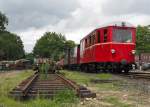 40 Jahre Selfkantbahn: Der MEG T13 verlsst zusammen mit dem T102 den Bahnhof Schierwaldenrath. 13.8.2011.