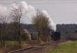 Mit viel Dampf geht es bergauf und um die Kurve, die Lok Nr.101 Schwarzbach kommt gerade hinter Stahe gen Birgden herauf gefahren. 8.4.2012