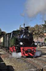 Mir Dampf zieht die Nr. 20 Haspe den Personenzug aus dem Bahnhof Schierwaldenrath am Sonntag den 30.9.2012....zur Freude zweier Fotografen ffnete der Lokfhrer dann mal eben die Ventile und der Dampf konnte kamerawirksam aus den Zylindern strmen.....dank also an den TF fr diese herrliche Ausfahrszene...