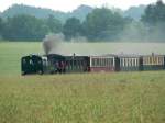 Ein Zug der Selfkantbahn mit der Lok  Schwarzach  bei Gillrath, 25.06.2006