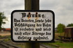 Deutsch deutsch, das alles ist Deutschland....Warnschild auf dem Bahnsteig in Schierwaldenrath am Montag den 16.5.2016