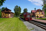 Lok SDK-329 501 mit Zug Klütz(14:00)-Reppenhagen(14:20), eingerahmt von Lokschuppen und Bahnhof.
Die Stiftung Deutsche Kleinbahnen (SDK) fährt heute hier auf 600mm-Spur auf der  De-Lütt-Kaffebrenner  genannten Strecke.

2020-07-16 Klütz 

