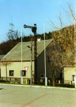 In Herold wurde zur Erinnerung an die Schmalspurbahn ein Flgelsignal aufgestellt, 03.04.01