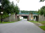 In Gornsdorf erinnern noch die Brckenauflager vor der Regelspurbrcke an die Schmalspurbahn von Meinersdorf nach Thum, 07.09.07