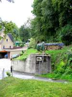 Eins der beiden Widerlager der Schmalspurbrcke zwischen dem Hp und dem Bahnhof Gornsdorf ist erhalten geblieben und auch hier hat ein rhriger Verein eine Tafel aufgestellt die an die Thumer