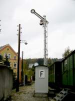 Ein Streckenfernsprecherhäuschen und ein Flügelsignal gehören zum Verkehrsdenkmal Geyer wie auch eine Telegrafenleitung, 03.10.07