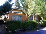In einem ebenfalls vorbildlichen Zustand prsentiert sich das ehemalige Wartehuschen der Haltestelle Jahnsbach am 07.08.2008.
