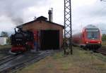 Während 99 1793-1 (ex DR 99 793; DB EDV-Nr.: 099 756-9) vor dem nächsten Plandampf vor dem Lokschuppen Wasser nimmt, kommt auf Gleis 2 RE17458 nach Leipzig (Radebeul Ost, 23.09.2003)
