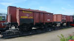 Dieser Schmalspur-Niederbordwagen ist mit zwei historischen Normalspurgüterwagen beladen. (Bahnhof Radebeul-Ost, April 2014)