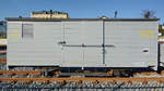 Ein geschlossener Schmalspur-Güterwagen am Bahnhof Radebeul-Ost.