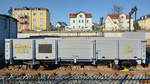 Ein offener Schmalspur-Güterwagen am Bahnhof Radebeul-Ost.