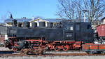 Die ausgemusterte Schmalspur-Dampflokomotive 99 781 am Bahnhof Radebeul-Ost. (April 2018)