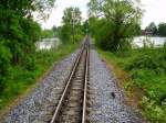 Einblick: Landschaftliche Impressionen bei der Fahrt mit der Traditionsbahn Radebeul - aus dem letzten Wagen herausfotografiert am 27.05.2006