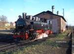 Die Neubau VII K 99 789 hier mit DDR EDV-Nummer 99 1789-9 (DB 099 753-6) zwischen ihren Plandampfeinsätzen von/nach Moritzburg am Lokschuppen in Radebeul-Ost,  30.11.2004  