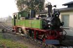 Die Traditions - IV K 132 steht zum Schmalspurbahnfest im September 2005 neben dem Lokschuppen in Radebeul-Ost in der Morgensonne.
