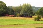 99 1608 und 99 713 befrdern im September 2005 einen GmP nach Radeburg. Hier am Groteich kurz vor Brnsdorf.