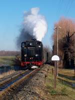 99 1771-7 (ex DR 99 771; DB 099 736-1) Tv mit dem RB 27798 Radeburg - Radebeul-Ost kurz vor Einfahrt in Moritzburg, 9.12.2003 - übrigens die erste Neubau VII K -Lok  